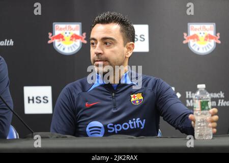 New Jersey, USA. 29.. Juli 2022. 29. Juli 2022, Harrison, NJ, USA: Pressekonferenz und Trainingsveranstaltung des FC Barcelona in New Jersey. 29. Juli 2022, New Jersey, USA: Die Pressekonferenz und Trainingseinheit des FC Barcelona, während sie ihre USA-Tour im „Big Apple“ zu Ende bringen, wo sie die Major League Soccer-Mannschaft, die New York Red Bulls, übernehmen werden. Das vierte und letzte Spiel für Xavi Hernandez und die Mannschaft in der Red Bull Arena startet am Samstag (30) um 7pm Uhr Ortszeit. Barcelona ist kurz vor der Rückkehr nach Spanien nach ihrer USA-Tournee, aber zuerst müssen sie sich einem anderen Team stellen. Stockfoto