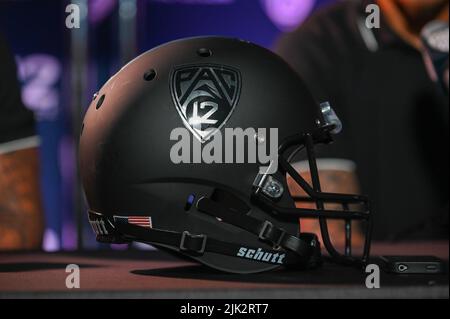 Detailansicht des PAC-12 Logos auf einem Schutt Fußballhelm während des PAC-12 Media Day am Freitag, 29. Juli 2022 in Los Angeles. (Dylan Stewart/Bild von S Stockfoto