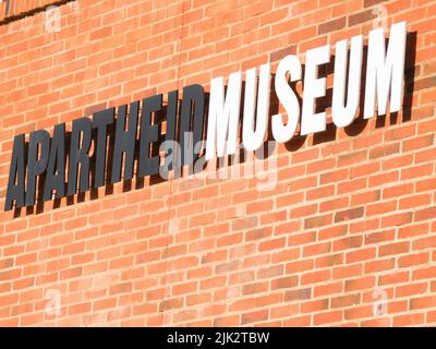 Johannesburg Südafrika - August 15 2007; Ziegelwand mit schwarz-weißem Schild für Apartheid Museum montiert Stockfoto
