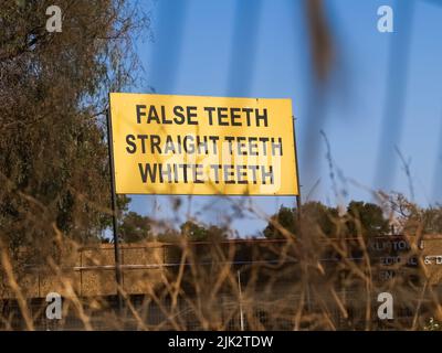 Johannesburg Südafrika - August 15 2007; einfaches gelbes Schild mit schwarzem Text zur Förderung von zahnärztlichen Leistungen Stockfoto