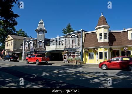 Malerische Stadt Chemainus, British Columbia, Kanada, auf Vancouver Island. Gebäude und Geschäfte entlang der Willow Street in Chemainus, BC. Stockfoto