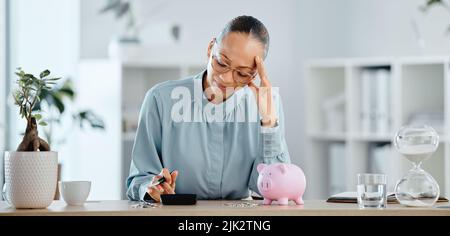 Schulden, Pleite und Finanzkrise für eine Geschäftsfrau frustriert und gestresst ohne Geld. Eine kämpfende Frau, die sich Sorgen macht, arm zu sein oder zu gehen Stockfoto
