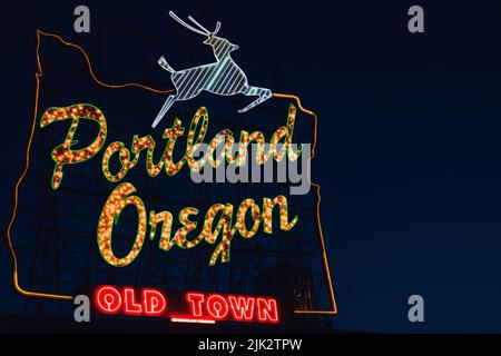 Ikonisches Schild der Altstadt von Portland, Oregon, mit einem Abriss von Oregon und einem Junggesellenabschied bei Nacht Stockfoto