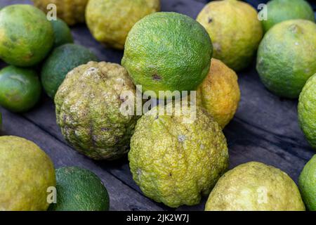 Toronja (Grapefruit) zum Verkauf auf dem Belen Markt in Peru Stockfoto