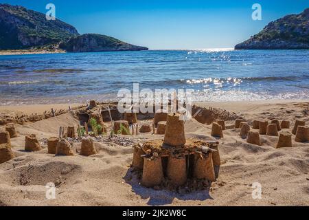 Schöne handgemachte Sandburg am Strand von Voidokoilia in der Nähe von Romanos in Messenia, Peloponnes, Griechenland, Europa Stockfoto