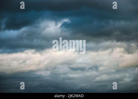 Dramatischer launischer Himmel, bedrohliche Wolkenlandschaft, Gewitterwolken im windigen Herbsthimmel Stockfoto