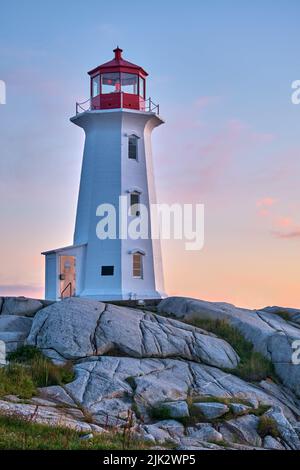 Foto des legendären Peggy's Cove Leuchtturms, aufgenommen bei Sonnenuntergang an einem schönen Sommerabend. Stockfoto