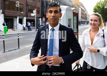 London, Großbritannien. 29.. Juli 2022. Der ehemalige Kanzler und konservative Anwärter Rishi Sunak kommt vor einem Interview mit Andrew Neil in den ITN Studios in London an. (Foto von Tejas Sandhu/SOPA Images/Sipa USA) Quelle: SIPA USA/Alamy Live News Stockfoto