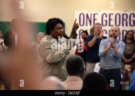 Dalton, GA, USA. 29.. Juli 2022. STACEY ABRAMS, Kandidat der Demokraten für den Gouverneur von Georgien, trifft sich am Freitag an einem Gymnasium in Nordgeorgien in einem Teil des Staates, der überwiegend konservative republikanische Wähler hat. Sie versucht, den amtierenden republikanischen Gouverneur zu ersetzen. Brian Kemp in einem genau beobachteten Rennen. (Bild: © Robin Rayne/ZUMA Press Wire) Bild: ZUMA Press, Inc./Alamy Live News Stockfoto