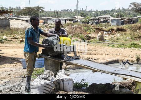 26. Juli 2022, Migori, Nyanza, Kenia: Im Goldgräberdorf Mikei werden Männer beobachtet, wie sie zerkleinerte Erze mit Wasser mischen, um ein Konzentrat zu bilden. Der handwerkliche und kleine Goldabbau in Westkenia unterstützt Tausende von Lebensgrundlagen, und trotz seines erheblichen Beitrags zur Wirtschaft der Region ist der Sektor weitgehend informell geblieben. Die Bergleute verlassen sich bei der Goldverarbeitung immer noch auf Quecksilber und Natriumcyanid, Chemikalien, die Umwelt- und Gesundheitsprobleme verursachen. Kenia ist ein Unterzeichner der Minamata-Konvention über Quecksilber in einem globalen Bemühen, Quecksilberverschmutzung zu verhindern, leider Quecksilber i Stockfoto