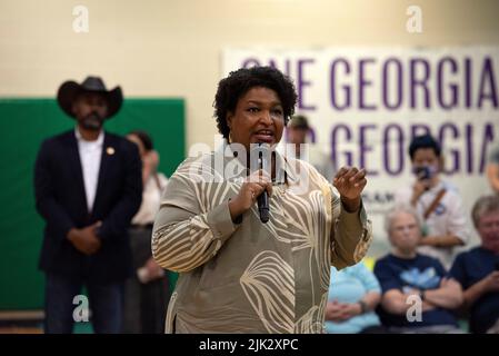 Dalton, GA, USA. 29.. Juli 2022. STACEY ABRAMS, Kandidat der Demokraten für den Gouverneur von Georgien, trifft sich am Freitag an einem Gymnasium in Nordgeorgien in einem Teil des Staates, der überwiegend konservative republikanische Wähler hat. Sie versucht, den amtierenden republikanischen Gouverneur zu ersetzen. Brian Kemp in einem genau beobachteten Rennen. (Bild: © Robin Rayne/ZUMA Press Wire) Bild: ZUMA Press, Inc./Alamy Live News Stockfoto