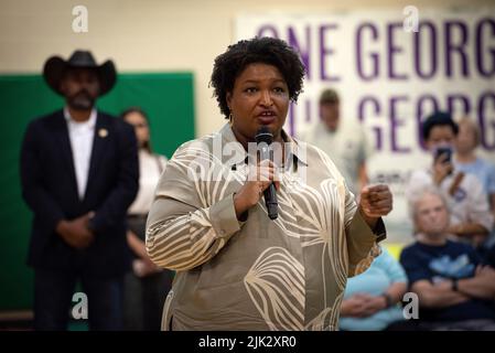 Dalton, GA, USA. 29.. Juli 2022. STACEY ABRAMS, Kandidat der Demokraten für den Gouverneur von Georgien, trifft sich am Freitag an einem Gymnasium in Nordgeorgien in einem Teil des Staates, der überwiegend konservative republikanische Wähler hat. Sie versucht, den amtierenden republikanischen Gouverneur zu ersetzen. Brian Kemp in einem genau beobachteten Rennen. (Bild: © Robin Rayne/ZUMA Press Wire) Bild: ZUMA Press, Inc./Alamy Live News Stockfoto