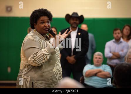 Dalton, GA, USA. 29.. Juli 2022. STACEY ABRAMS, Kandidat der Demokraten für den Gouverneur von Georgien, trifft sich am Freitag an einem Gymnasium in Nordgeorgien in einem Teil des Staates, der überwiegend konservative republikanische Wähler hat. Sie versucht, den amtierenden republikanischen Gouverneur zu ersetzen. Brian Kemp in einem genau beobachteten Rennen. (Bild: © Robin Rayne/ZUMA Press Wire) Bild: ZUMA Press, Inc./Alamy Live News Stockfoto