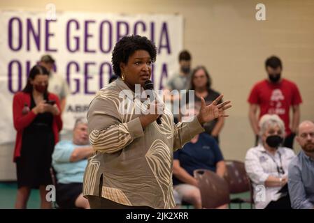 Dalton, GA, USA. 29.. Juli 2022. STACEY ABRAMS, Kandidat der Demokraten für den Gouverneur von Georgien, trifft sich am Freitag an einem Gymnasium in Nordgeorgien in einem Teil des Staates, der überwiegend konservative republikanische Wähler hat. Sie versucht, den amtierenden republikanischen Gouverneur zu ersetzen. Brian Kemp in einem genau beobachteten Rennen. (Bild: © Robin Rayne/ZUMA Press Wire) Bild: ZUMA Press, Inc./Alamy Live News Stockfoto