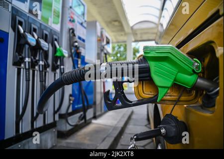 Rosenheim, Deutschland. 29.. Juli 2022. An einer Tankstelle ist eine Pumpdüse im Einfüllstutzen eines Autos eingeklemmt. Wer im Ausland an der Tankstelle Geld sparen will, muss sich diesen Sommer von alten Ritualen lösen. Schließlich ist das Auffüllen auf der anderen Seite der Grenze nicht mehr so profitabel wie früher und ist in einigen Fällen zu einem Minusgeschäft geworden. Quelle: Uwe Lein/dpa/Alamy Live News Stockfoto