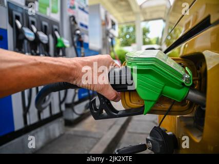 Rosenheim, Deutschland. 29.. Juli 2022. An einer Tankstelle wird ein Pkw betankt. Wer im Ausland an der Tankstelle Geld sparen will, muss sich diesen Sommer von alten Ritualen lösen. Denn das Auffüllen auf der anderen Seite der Grenze lohnt sich nicht mehr so gut wie früher und ist in einigen Fällen zu einem Minusgeschäft geworden. Quelle: Uwe Lein/dpa/Alamy Live News Stockfoto