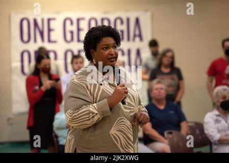 Dalton, GA, USA. 29.. Juli 2022. STACEY ABRAMS, Kandidat der Demokraten für den Gouverneur von Georgien, trifft sich am Freitag an einem Gymnasium in Nordgeorgien in einem Teil des Staates, der überwiegend konservative republikanische Wähler hat. Sie versucht, den amtierenden republikanischen Gouverneur zu ersetzen. Brian Kemp in einem genau beobachteten Rennen. (Bild: © Robin Rayne/ZUMA Press Wire) Bild: ZUMA Press, Inc./Alamy Live News Stockfoto