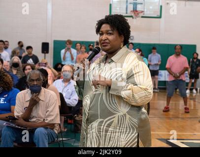 Dalton, GA, USA. 29.. Juli 2022. STACEY ABRAMS, Kandidat der Demokraten für den Gouverneur von Georgien, trifft sich am Freitag an einem Gymnasium in Nordgeorgien in einem Teil des Staates, der überwiegend konservative republikanische Wähler hat. Sie versucht, den amtierenden republikanischen Gouverneur zu ersetzen. Brian Kemp in einem genau beobachteten Rennen. (Bild: © Robin Rayne/ZUMA Press Wire) Bild: ZUMA Press, Inc./Alamy Live News Stockfoto