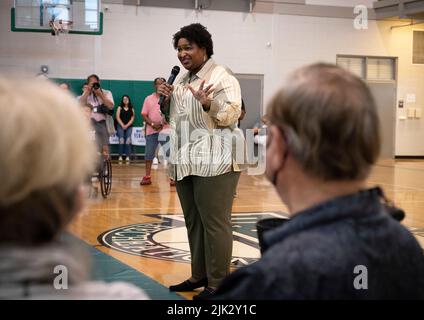 Dalton, GA, USA. 29.. Juli 2022. STACEY ABRAMS, Kandidat der Demokraten für den Gouverneur von Georgien, trifft sich am Freitag an einem Gymnasium in Nordgeorgien in einem Teil des Staates, der überwiegend konservative republikanische Wähler hat. Sie versucht, den amtierenden republikanischen Gouverneur zu ersetzen. Brian Kemp in einem genau beobachteten Rennen. (Bild: © Robin Rayne/ZUMA Press Wire) Bild: ZUMA Press, Inc./Alamy Live News Stockfoto