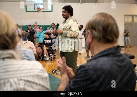 Dalton, GA, USA. 29.. Juli 2022. STACEY ABRAMS, Kandidat der Demokraten für den Gouverneur von Georgien, trifft sich am Freitag an einem Gymnasium in Nordgeorgien in einem Teil des Staates, der überwiegend konservative republikanische Wähler hat. Sie versucht, den amtierenden republikanischen Gouverneur zu ersetzen. Brian Kemp in einem genau beobachteten Rennen. (Bild: © Robin Rayne/ZUMA Press Wire) Bild: ZUMA Press, Inc./Alamy Live News Stockfoto