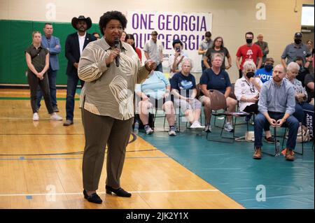 Dalton, GA, USA. 29.. Juli 2022. STACEY ABRAMS, Kandidat der Demokraten für den Gouverneur von Georgien, trifft sich am Freitag an einem Gymnasium in Nordgeorgien in einem Teil des Staates, der überwiegend konservative republikanische Wähler hat. Sie versucht, den amtierenden republikanischen Gouverneur zu ersetzen. Brian Kemp in einem genau beobachteten Rennen. (Bild: © Robin Rayne/ZUMA Press Wire) Bild: ZUMA Press, Inc./Alamy Live News Stockfoto