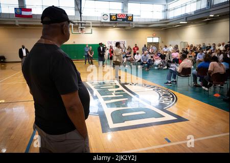 Dalton, GA, USA. 29.. Juli 2022. STACEY ABRAMS, Kandidat der Demokraten für den Gouverneur von Georgien, trifft sich am Freitag an einem Gymnasium in Nordgeorgien in einem Teil des Staates, der überwiegend konservative republikanische Wähler hat. Sie versucht, den amtierenden republikanischen Gouverneur zu ersetzen. Brian Kemp in einem genau beobachteten Rennen. (Bild: © Robin Rayne/ZUMA Press Wire) Bild: ZUMA Press, Inc./Alamy Live News Stockfoto