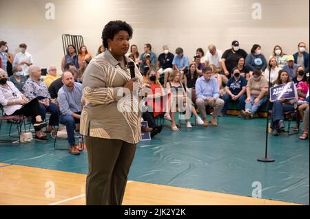 Dalton, GA, USA. 29.. Juli 2022. STACEY ABRAMS, Kandidat der Demokraten für den Gouverneur von Georgien, trifft sich am Freitag an einem Gymnasium in Nordgeorgien in einem Teil des Staates, der überwiegend konservative republikanische Wähler hat. Sie versucht, den amtierenden republikanischen Gouverneur zu ersetzen. Brian Kemp in einem genau beobachteten Rennen. (Bild: © Robin Rayne/ZUMA Press Wire) Bild: ZUMA Press, Inc./Alamy Live News Stockfoto