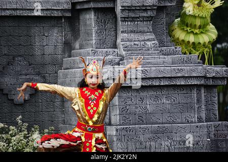 Indonesier führen kijang-Tanz zur Erinnerung an den Welttanz-Tag. kijang-Tanz bedeutet Hirsch-Tanz Stockfoto