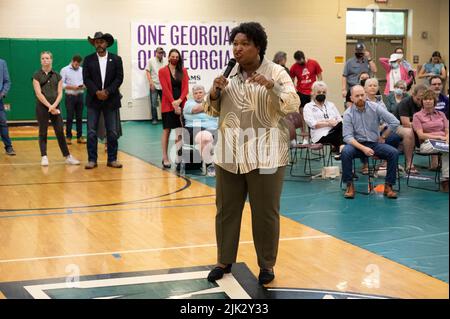 Dalton, GA, USA. 29.. Juli 2022. STACEY ABRAMS, Kandidat der Demokraten für den Gouverneur von Georgien, trifft sich am Freitag an einem Gymnasium in Nordgeorgien in einem Teil des Staates, der überwiegend konservative republikanische Wähler hat. Sie versucht, den amtierenden republikanischen Gouverneur zu ersetzen. Brian Kemp in einem genau beobachteten Rennen. (Bild: © Robin Rayne/ZUMA Press Wire) Bild: ZUMA Press, Inc./Alamy Live News Stockfoto