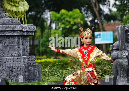 Indonesier führen kijang-Tanz zur Erinnerung an den Welttanz-Tag. kijang-Tanz bedeutet Hirsch-Tanz Stockfoto