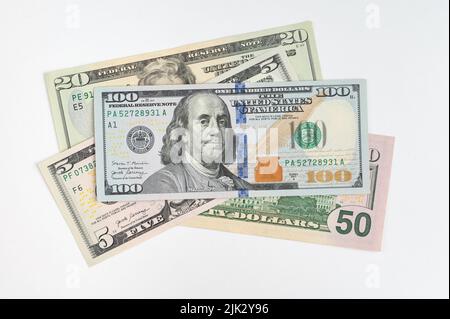 5, 20, 50, 100 Dollar Banknoten aus verschiedenen Blickwinkeln. Nahaufnahme von Dollars auf weißem Hintergrund. Stockfoto