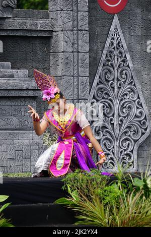 Indonesier führen Daliartanz zum Gedenken an den Welttanz-Tag auf Stockfoto