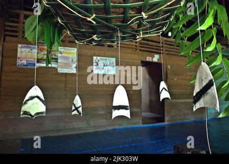 Sungai Uluk Palin, Kapuas Hulu, West Kalimantan, Indonesien. März 2007. Traditionelle Dekoration unter einem Korb mit einer spirituellen Opfergabe im Langhaus der Dayak Tamambaloh Gemeinschaft in Uluk Palin, Putussibau Utara, Kapuas Hulu, West Kalimantan, Indonesien. Stockfoto