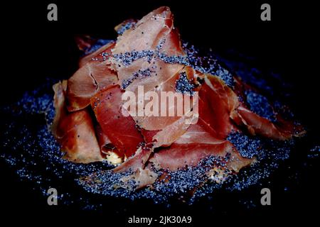 Tagliolini al Prosciutto di San Daniele mit Mohn Stockfoto