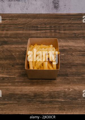 Trüffelfritten mit rasierten Trüffelflocken in einem Papptablett Stockfoto