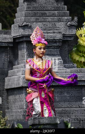 Indonesier führen Daliartanz zum Gedenken an den Welttanz-Tag auf Stockfoto