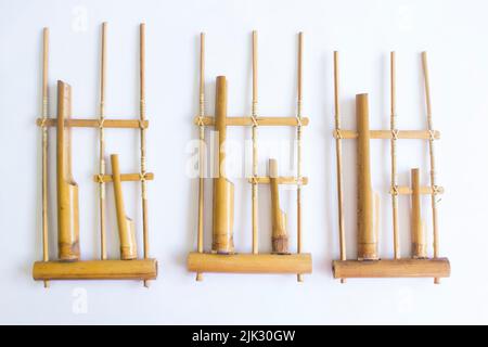 Angklung, das traditionelle sundanesische Musikinstrument aus Bambus. Isoliert auf weißem Hintergrund Stockfoto