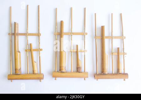 Angklung, das traditionelle sundanesische Musikinstrument aus Bambus. Isoliert auf weißem Hintergrund Stockfoto