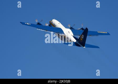 Blue Angels Fat Albert C-130T hebt auf der MCAS Miramar Airshow in San Diego, Kalifornien, ab Stockfoto