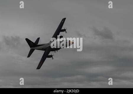 Blue Angels Fat Albert C-130T geht in Richtung Messezentrum auf der MCAS Miramar Airshow in San Diego, Kalifornien Stockfoto