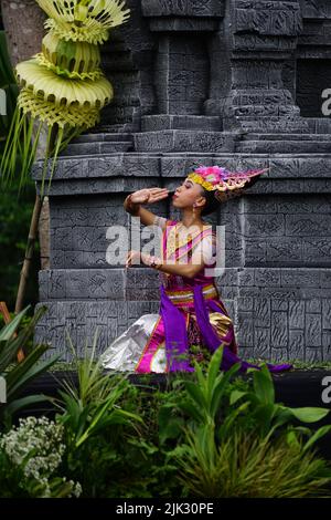 Indonesier führen Daliartanz zum Gedenken an den Welttanz-Tag auf Stockfoto