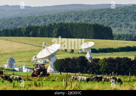 Die Antennen der Europäischen Weltraumorganisation auf dem Land rund um das Dorf Redu in Wallonien | Les antennes du l'agence spatiale europeenne dan Stockfoto