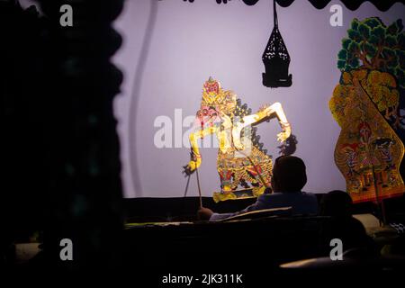 wayang kulis oder Schattenpuppen aus Java, Indonesien Puppenspiel von Dalang oder Puppenspieler . Wayang aus Leder Stockfoto