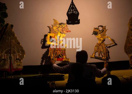 wayang kulis oder Schattenpuppen aus Java, Indonesien Puppenspiel von Dalang oder Puppenspieler . Wayang aus Leder Stockfoto