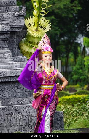 Indonesier führen Daliartanz zum Gedenken an den Welttanz-Tag auf Stockfoto