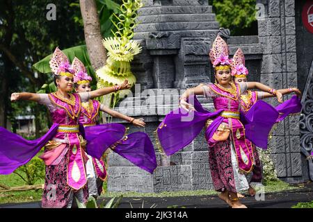 Indonesier führen Daliartanz zum Gedenken an den Welttanz-Tag auf Stockfoto