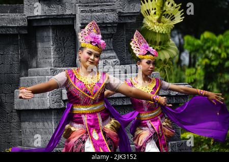 Indonesier führen Daliartanz zum Gedenken an den Welttanz-Tag auf Stockfoto