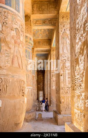 Luxor, Ägypten; 28. Juli 2022 - Innere des Tempels von Ramses III, Luxor, Ägypten. Stockfoto