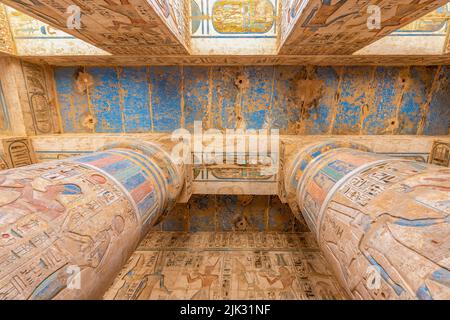 Luxor, Ägypten; 28. Juli 2022 - Innere des Tempels von Ramses III, Luxor, Ägypten. Stockfoto