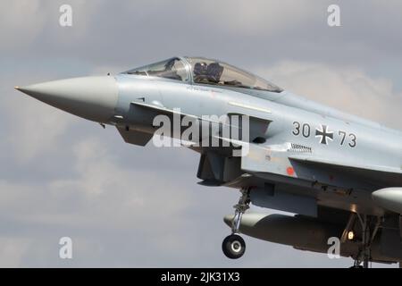 Landung des Typhoons der deutschen Luftwaffe bei RAF Fairford für RIAT 2022. Stockfoto